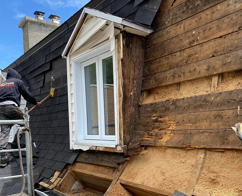 Réfection de toiture sur la Côte-de-Beaupré.